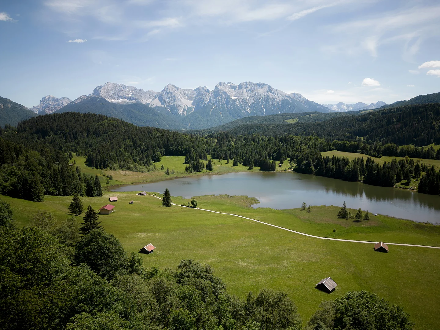 Bayerischer See vor Alpenkulisse – Kieferorthopädie für Kinder aus Starnberg