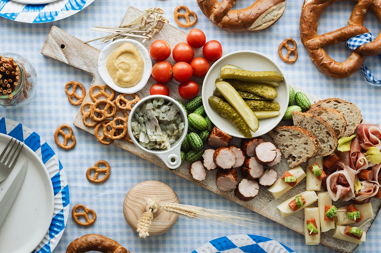 Bayerische Brotzeit mit Brezn auf weiß-blauer Decke